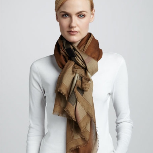 Burberry haymarket scarf - Picture 3 of 8